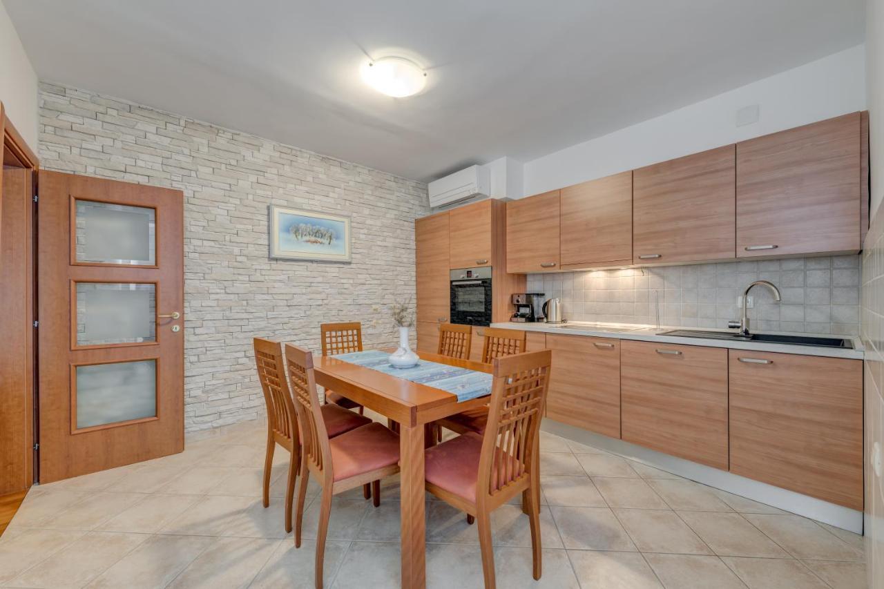 Apartmani Mirta โอมิช ภายนอก รูปภาพ