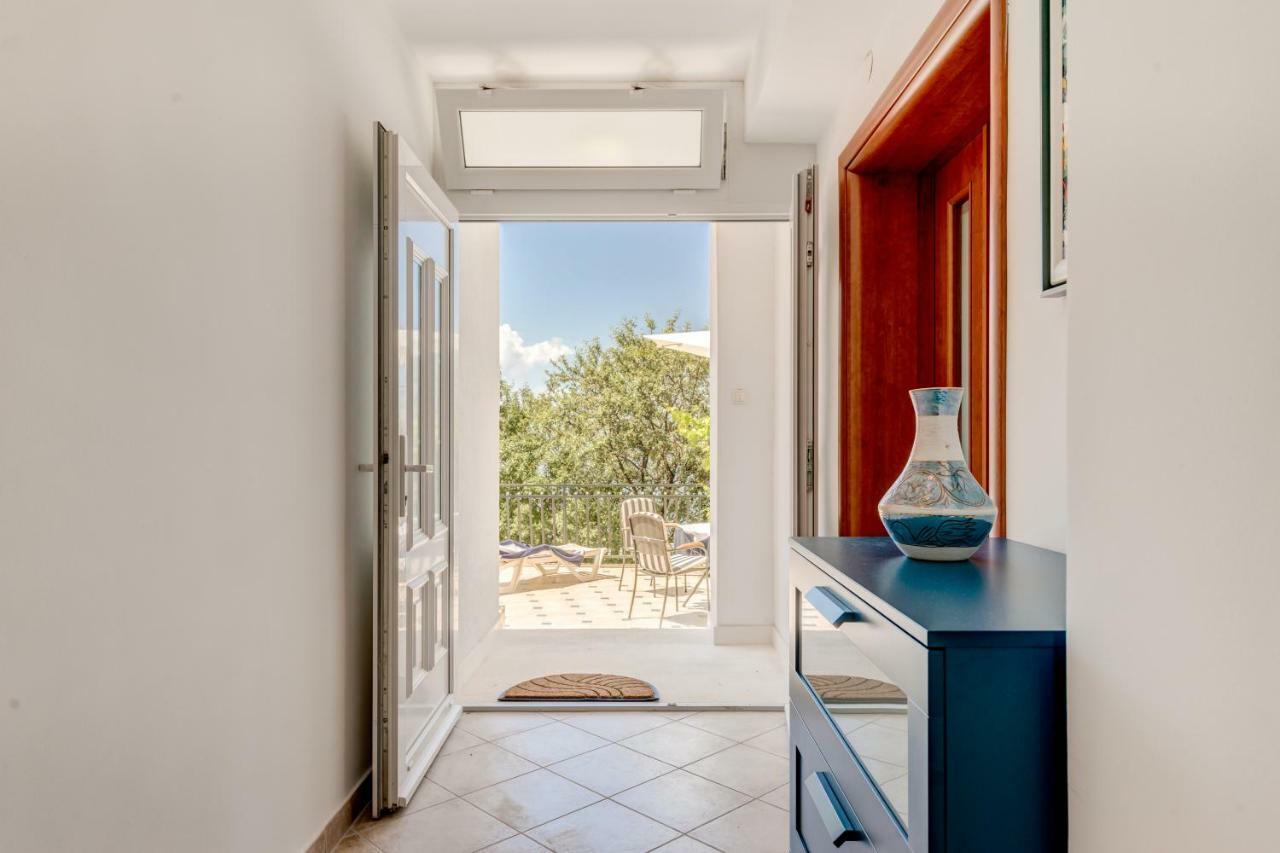 Apartmani Mirta โอมิช ภายนอก รูปภาพ