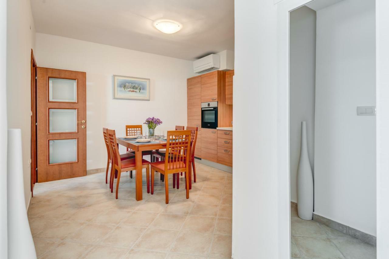Apartmani Mirta โอมิช ภายนอก รูปภาพ