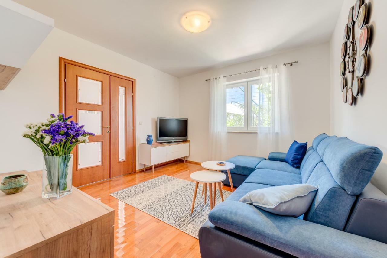 Apartmani Mirta โอมิช ภายนอก รูปภาพ