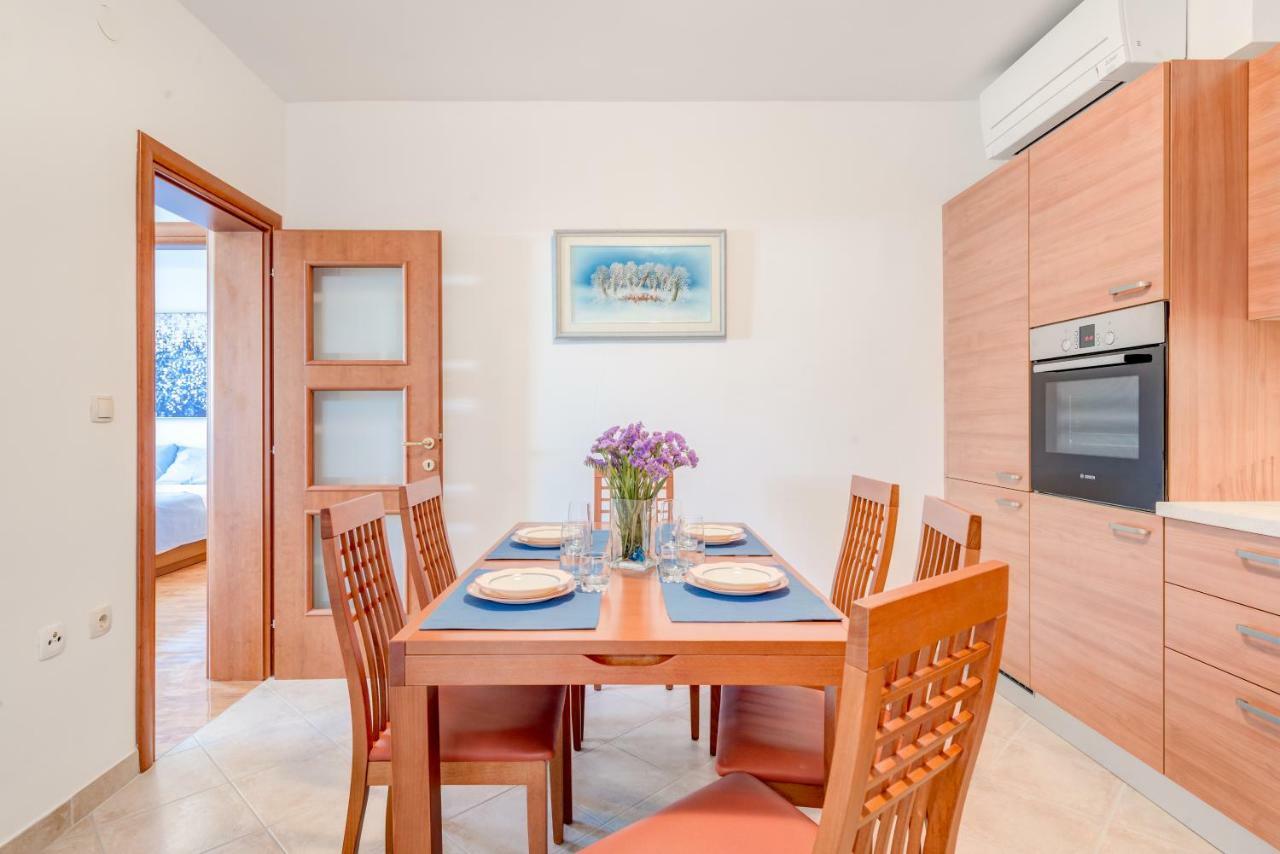 Apartmani Mirta โอมิช ภายนอก รูปภาพ
